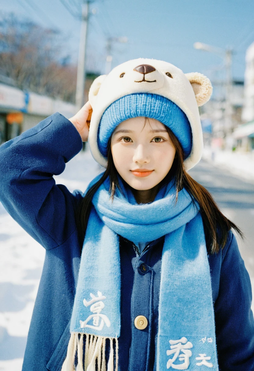 One cute girl,Exaggerated perspective,Upper Body,wide angle POin shot,give "in" Sign of victory,Shorthand,Cities in Hokkaido,Realistic,High resolution,Actual photo,scarf,Bear Hat,blizzard,Mamiya Photo,鮮明in高品質な写真,Girlfriend Feelings,一人in,Deep blue sky,Chinese young actress,Good memories,