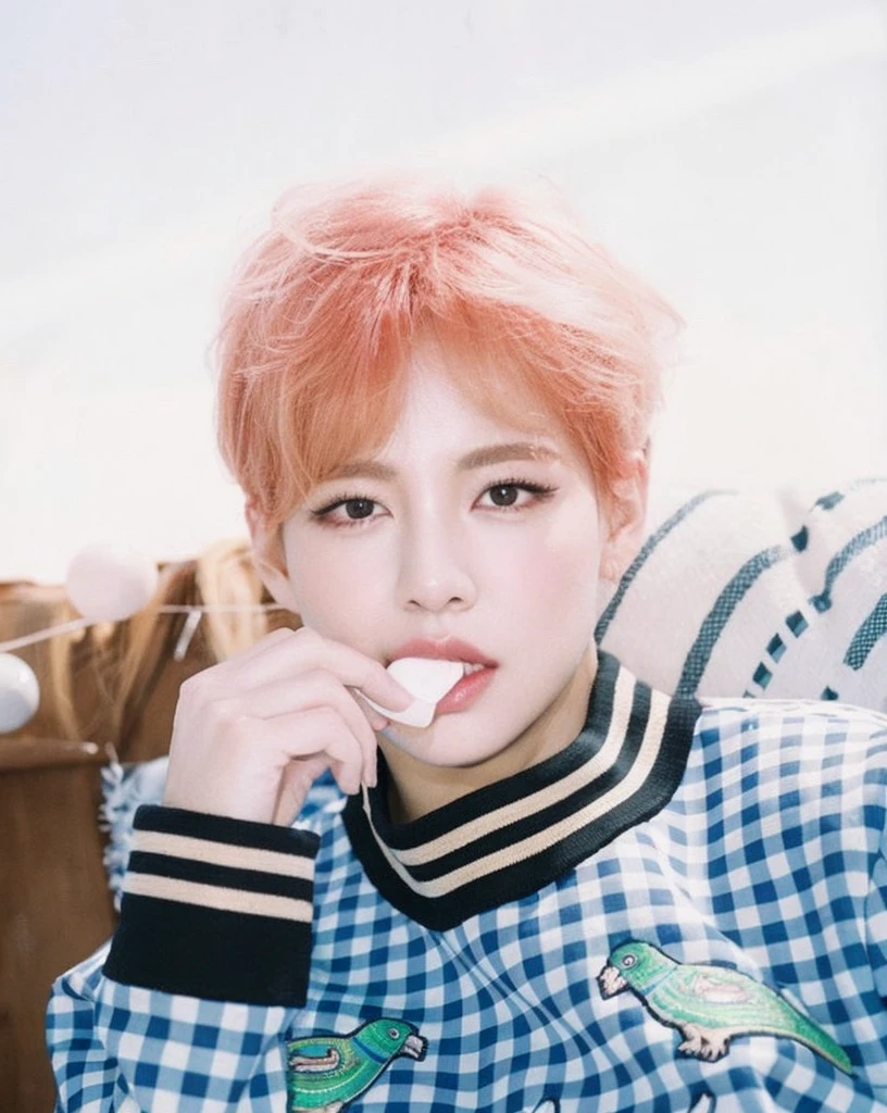 um close up de uma mulher com longos cabelos loiros usando um vestido preto, Retrato de Jossi de Blackpink, com longos cabelos brancos, extremely pale blond hair, Parque Roseanne do Blackpink, very very pale blond hair, her hair is white, com longos cabelos loiros, com cabelos longos brancos, pale skin curly blond hair, com cabelo branco, Jinyoung Canela