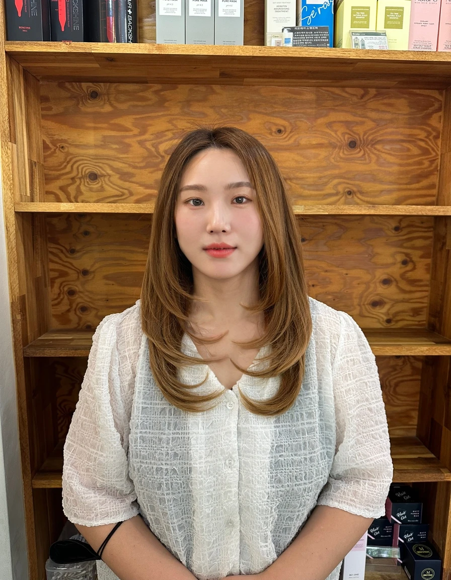 Best Quality, 8k, Masterpiece, (Portrait: 1.3), (photo realistic:1.4), (hyper realistic:1.4), 
Sharp Focus, looking at viewer, (smoother lighting:1.1), (increase cinematic lighting quality:0.9), 
realistic lighting, backlighting, light on face, ray trace, (brightening light:1.2), (Increase quality:1.4), sharp detail,
 (best quality real texture skin:1.4), finely detailed eyes, black_eyes, finely detailed face, 25 year old Korean woman