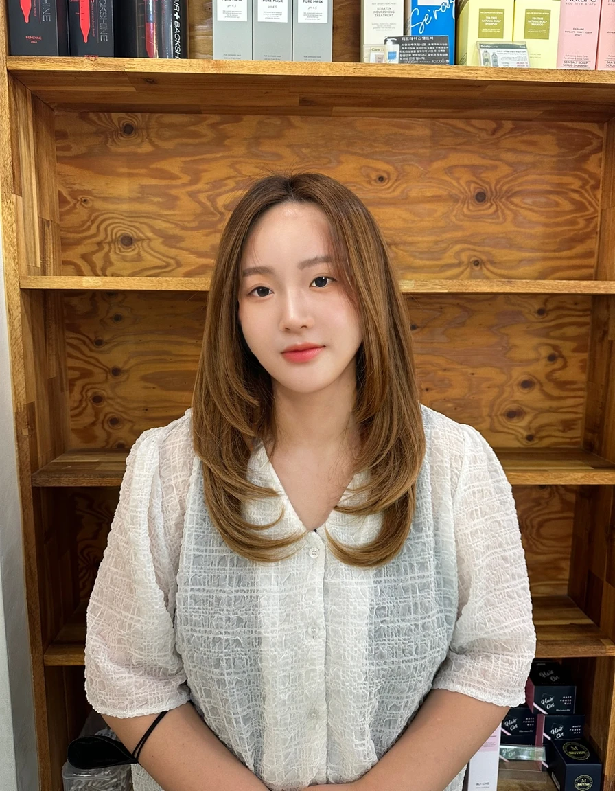 Best Quality, 8k, Masterpiece, (Portrait: 1.3), (photo realistic:1.4), (hyper realistic:1.4),
Sharp Focus, looking at viewer, (smoother lighting:1.1), (increase cinematic lighting quality:0.9),
realistic lighting, backlighting, light on face, ray trace, (brightening light:1.2), (Increase quality:1.4), sharp detail,
(best quality real texture skin:1.4), finely detailed eyes, black_eyes, finely detailed face, 25 year old Korean woman