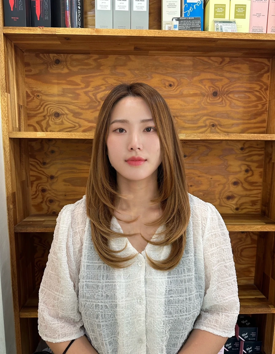 Best Quality, 8k, Masterpiece, (Portrait: 1.3), (photo realistic:1.4), (hyper realistic:1.4), 
Sharp Focus, looking at viewer, (smoother lighting:1.1), (increase cinematic lighting quality:0.9), 
realistic lighting, backlighting, light on face, ray trace, (brightening light:1.2), (Increase quality:1.4), sharp detail,
 (best quality real texture skin:1.4), finely detailed eyes, black_eyes, finely detailed face, 25 year old Korean woman
