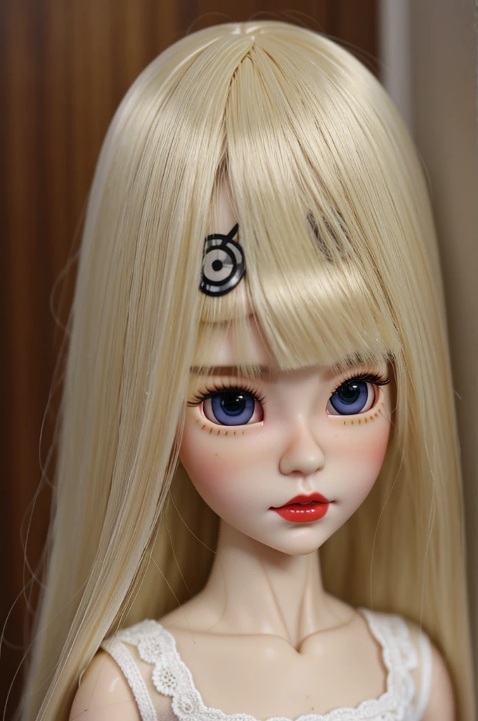 blythe doll white skin blonde hair black eyes chines eyes bambie eyes red lips