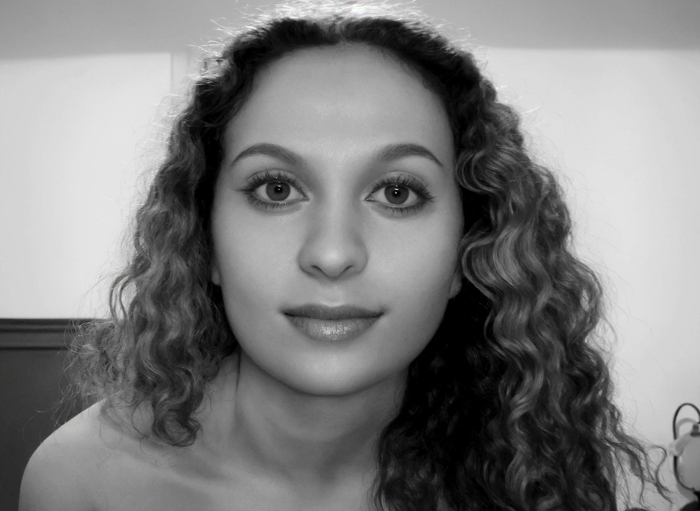 there is a woman with curly hair and a Big smile, Black and white portrait, portrait Black and white, B&Foto, inspired By Méret Oppenheim, Black and white picture, Black and white photo, tirada no final dos anos 2000, portrait saBrina lloyd, sara ali, Mulher francesa de 30 anos