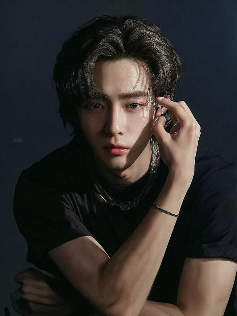 Arafed image of a man with a cell phone in his hand., Jung Jaehyun, hyung tae, cai xukun, Yanjun Chengt, young pale angel, kim taejin, Portrait of Blackpink&#39;s Jossi, jinyoung shin, hong june hyung, Korean artist, by Yang J, kim doyoung, profile picture, hyung tae kim