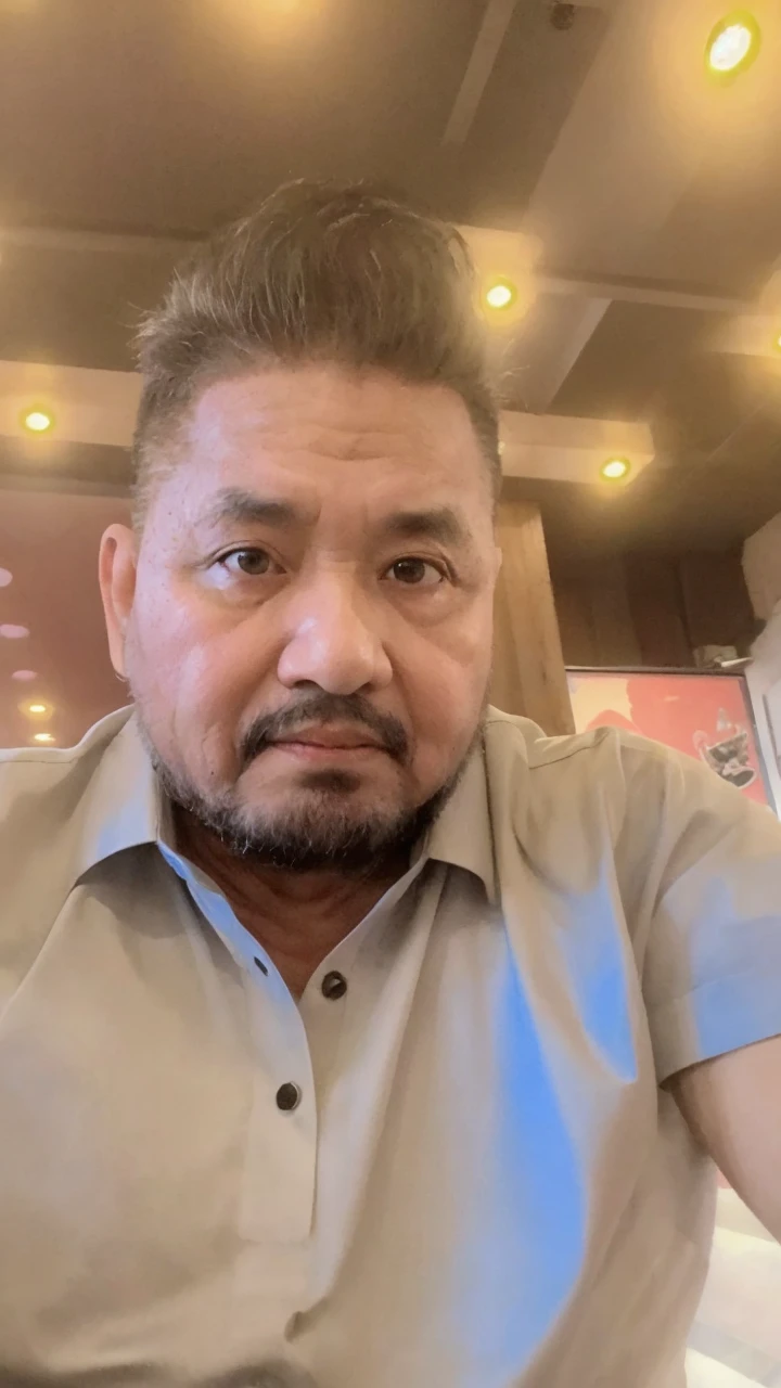 Medium-sized display, Medium shot, Written border depth, Upper Body, angle, masterpiece, angle, (RAW photos, best quality), best quality, Very detailed, CG, 8k wallpaper, Vicissitudes, Older male protagonist,Chinese elderly,80 years old,male,Solitary, Look directly at the audience, front