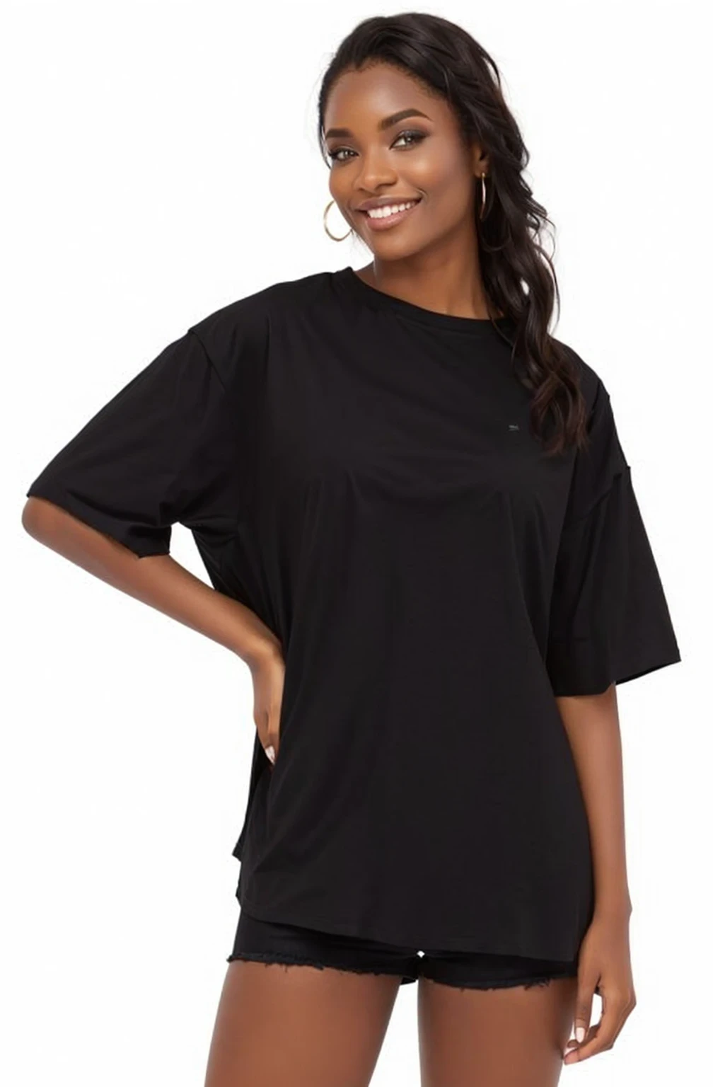 a woman in a Camisa preta and shorts posing for a picture, wearing a camiseta preta, vestindo camiseta preta, vestindo um preto tshirt, camiseta preta, camiseta preta, black camiseta, vestindo um preto!! camiseta, wearing a Camisa preta, roupas pretas grandes, Camisa preta, túnica preta, top preto, manga larga cropped