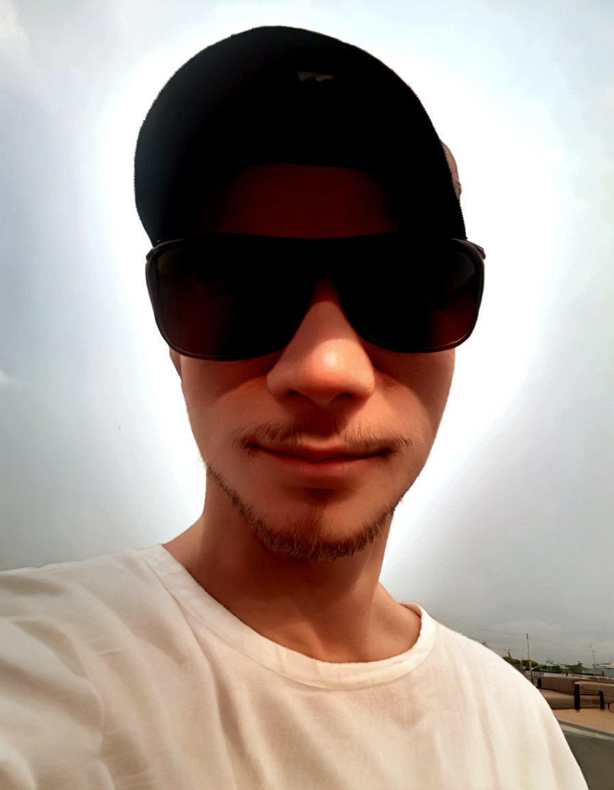 There's a man wearing sunglasses, hat and white shirt, wearing sunglasses and cap, about 19 years old, 8k selfie photograph, 23 year old, 27 years old, 24 years old, cool guy, with sunglasses, 28 years old, em tempo ensolarado, with sunglasseses, very low quality image, 22 years old