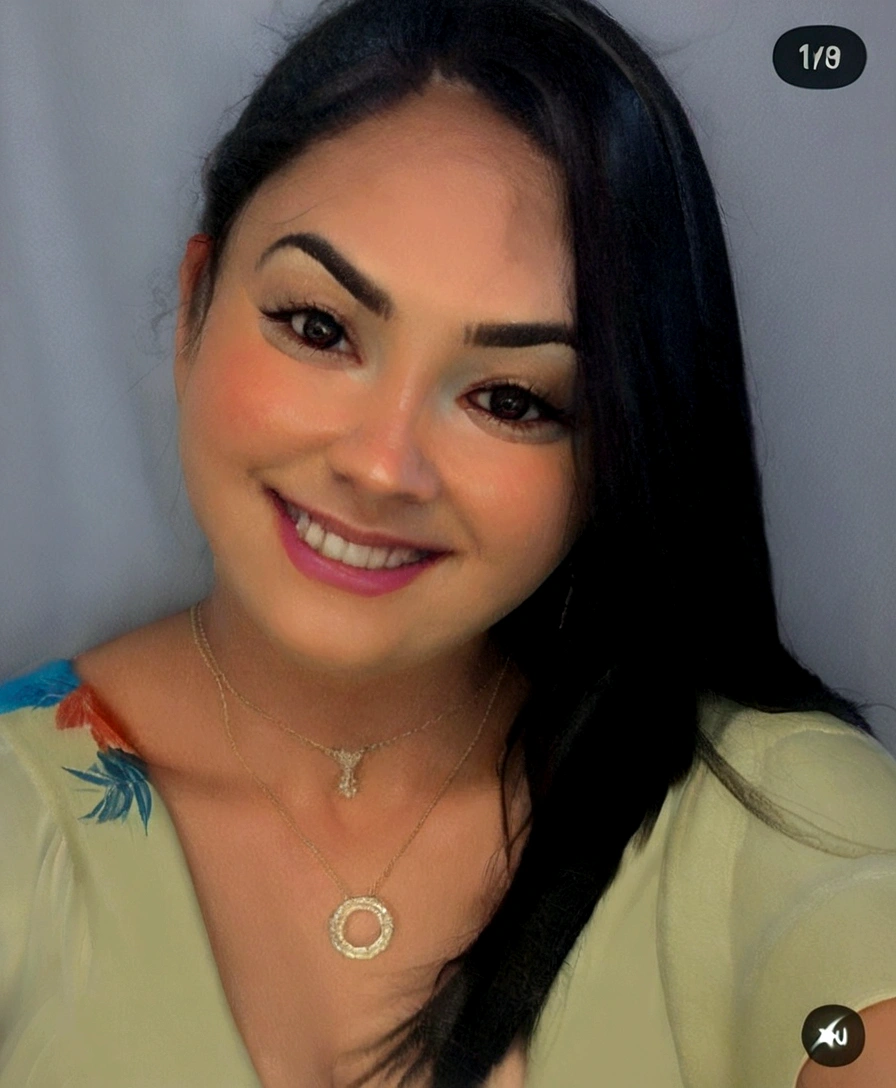 "(best qualityer,ultra detali,realisitic:1.37),3D rendering,illustration,character  design,short dark curly hair,beautiful detailed eyes,wearing white glasses,Pixar-style,brunette woman,Dancing on the Disney stage,lively atmosphere,bright coloured,stage lights,happy expression"