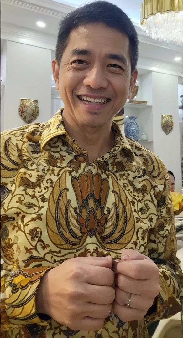 4k, Best quality, masterpiece, ultra high res, beautiful lighting, (realistic, photo-realistic:1.4), realistic background, jokowi, 1man, 50 years old, eat popcorn