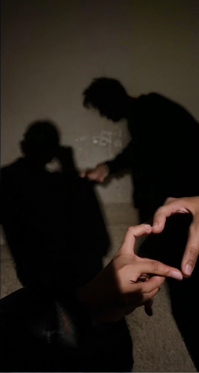 change the color of both hands to brown ones so that they are both brown.
