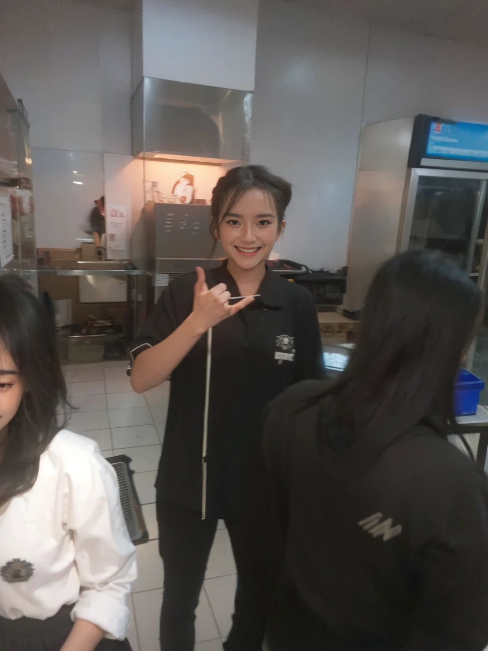 muste piece、High resolution、convenience store of the future、Convenience store clerk、26 year old female、1girl clerk、looking at the camera、smile、Finished as pictured、The cashier is also beautiful、Her skin is white and beautiful、long and beautiful hair、inner color、hair should be tied back、Clerk's uniform、
