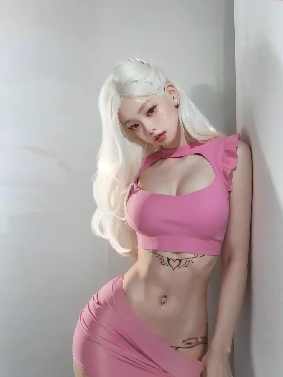 sexy, wavy white hair, deep neckline, small waist, curvilinear, white hair, tatto, pechos grandes, jennie blackpink