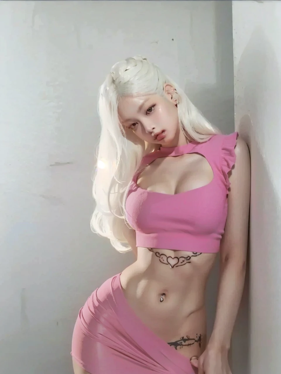 sexy, wavy white hair, deep neckline, small waist, curvilinear, white hair, tattos delicate, pechos grandes, jennie blackpink, face hd