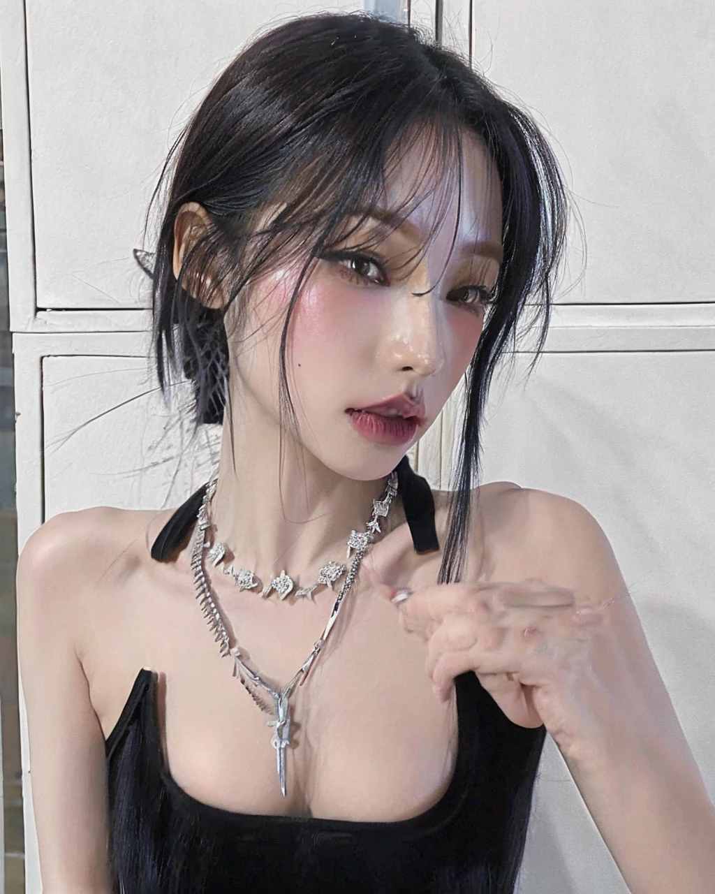 Araffe Asian woman with long black hair and a cross necklace, cruel korean goth girl, goth girl aesthetic, pale goth beauty, 1 7 - year - old goth girl, 1 7 - year - old anime goth girl, gothic aesthetic, goth girl, com cabelos longos e olhos penetrantes, Ela tem cabelo preto com franja, gothic horror vibes, preto hime corte cabelo