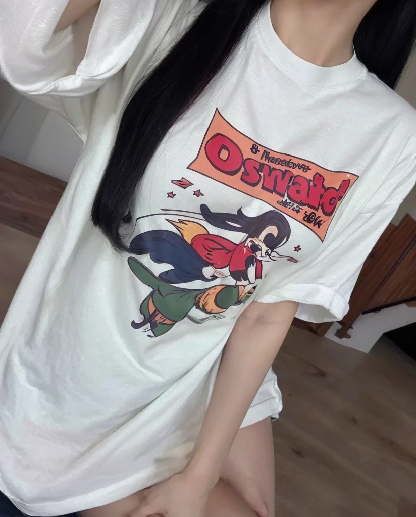 ((Best Quality, 8K, Masterpiece: 1.3)), 1girl, (long hair, Hairstyle Casual, Big Breasts: 1.2), Wearing tee : 1.2, Home