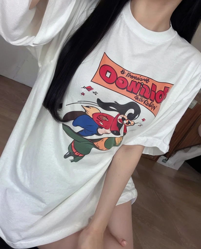 ((Best Quality, 8K, Masterpiece: 1.3)), 1girl, (long hair, Hairstyle Casual, Big Breasts: 1.2), Wearing tee : 1.2, Home