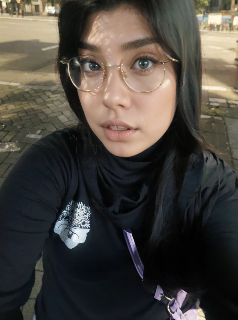 (Masterpiece, Best quality), beautiful woman, Detailed top with sleeveless turtleneck, pantalon, collier, long wavy hair, visage parfait, beau visage, Attirant, De grands yeux magnifiques, ouvrir bouche, content, Corps thick fit parfait, (outdoor), Rues de la ville, New York, couleurs vives, busty, belly piercing