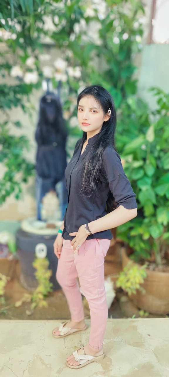 best qualtiy, Ultra-high resolution, (realisticlying:1.4),cute hairpin,1girll,,Cropped black sweater ,A pair of peach blossom eyes,Full of atmosphere,Beautiful woman with a slim figure:1.4, abs:1.1, bathroom,Ultra-fine face,Elaborate Eyes,double eyelid,choker necklace