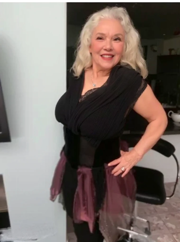 Beautiful old woman, smile,sexy,80 years old, curly hair,sexy,wearing a pearl necklace,Beautiful older woman, cute,smile,sexy,80 years old,,sexy,wearing a pearl necklaceold woman,busty,Curly hair
