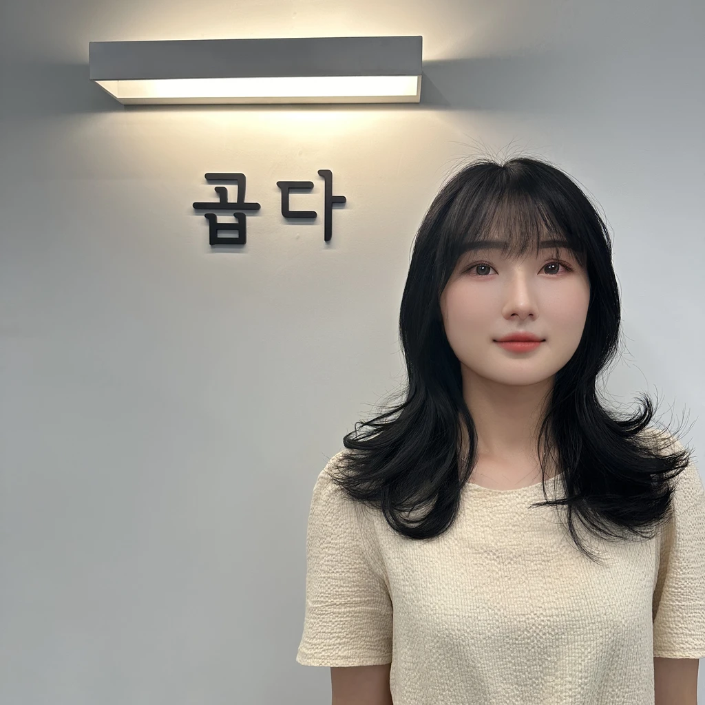 Best Quality, 8k, Masterpiece, (Portrait: 1.3), (photo realistic:1.4), (hyper realistic:1.4), Sharp Focus, looking at viewer, (smoother lighting:1.1), (increase cinematic lighting quality:0.9), realistic lighting, backlighting, light on face, ray trace, (brightening light:1.2), (Increase quality:1.4), sharp detail, (best quality real texture skin:1.4), finely detailed eyes, black_eyes, finely detailed face, 25 year old Korean woman,smiling_face