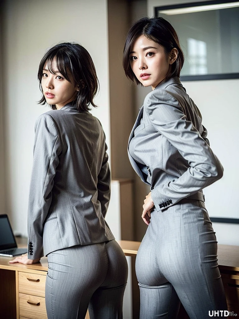 (PICTURE REALISTIC),(perfect quality), beautiful japanese girl, age 21 years, short-hair, wearing a formal suit, using suit, gray color, imagem de costas, your face is perfect, ( big buttocks 1.5) , 4K, is in a room, is looking at the camera