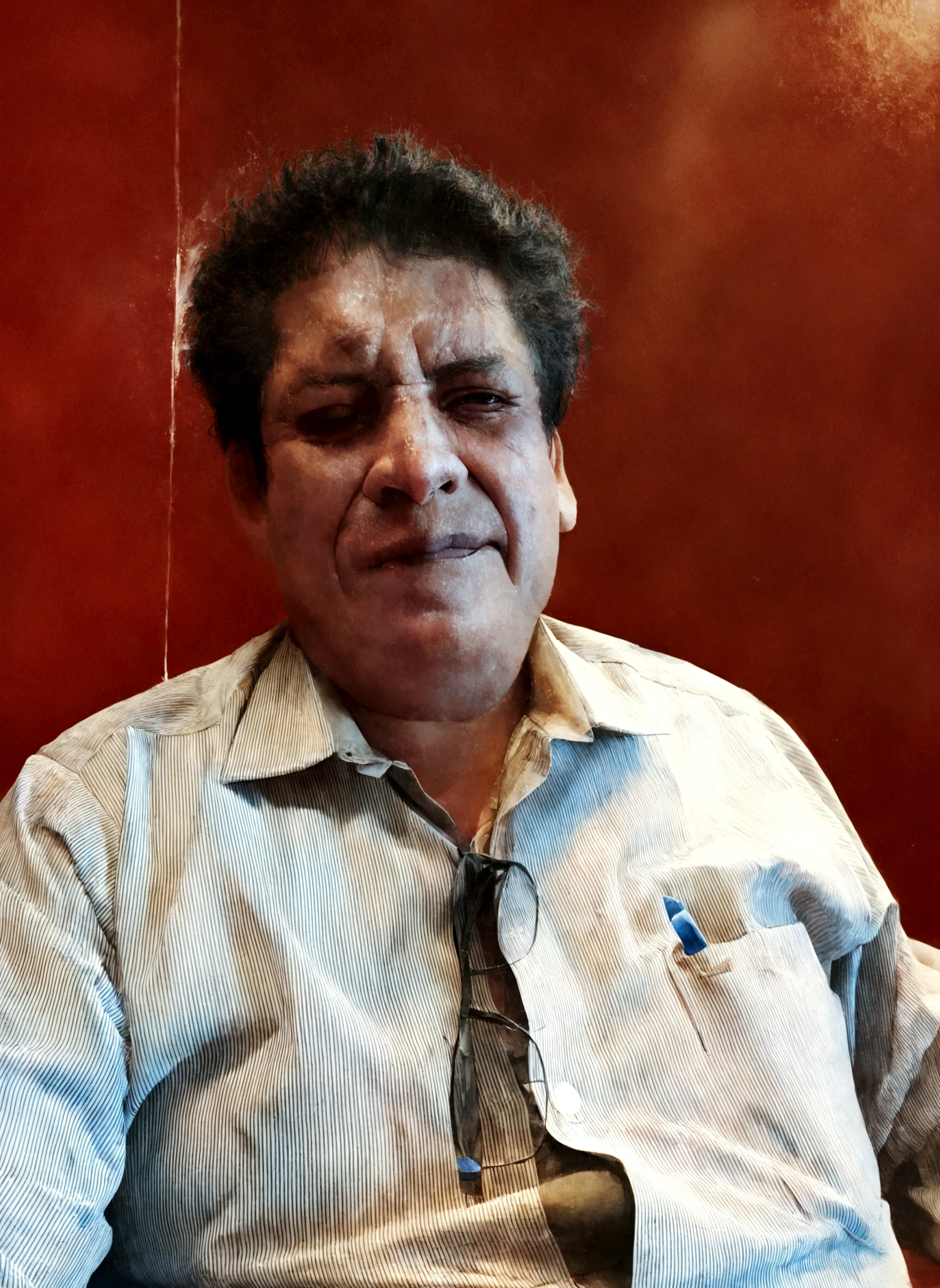 there is a man with a tie and shirt sitting, making a wine, without glasses, eloymorales, herald ortega, Carlos Ortega Elizalde, mohamed chahín, luiz scanuela, punishment, salustiano garcia cruz, Juan Caloto, Khyzyl Saleem, ranjit ghosh, julio lacerda, ivan bolivian, victor maristane