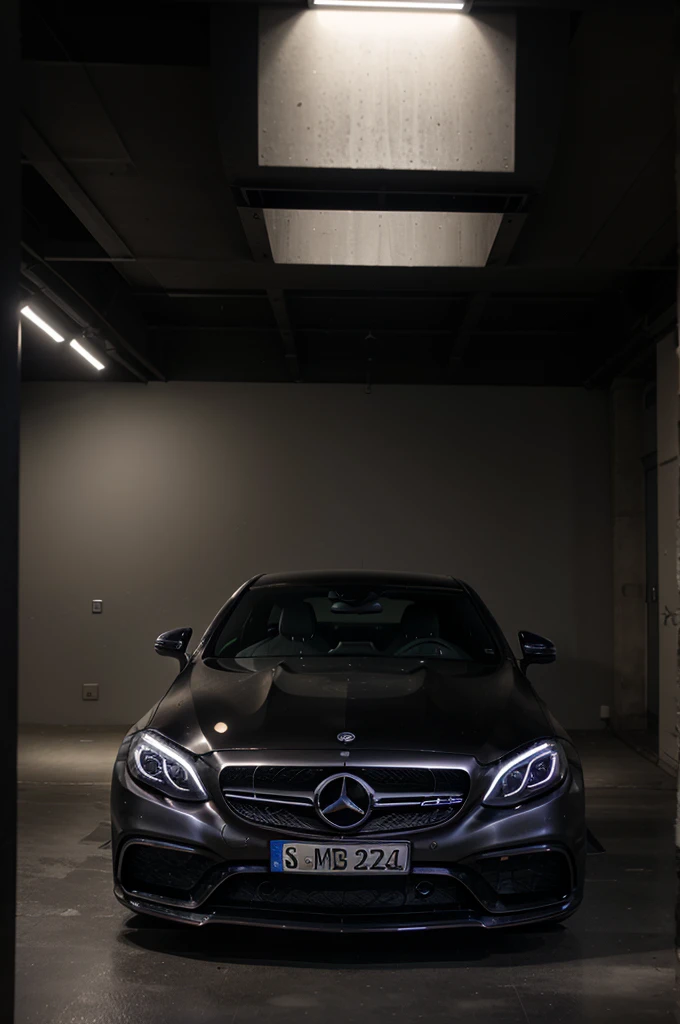 une mercedes c63 AMG dans la nuit avec les phares allumer