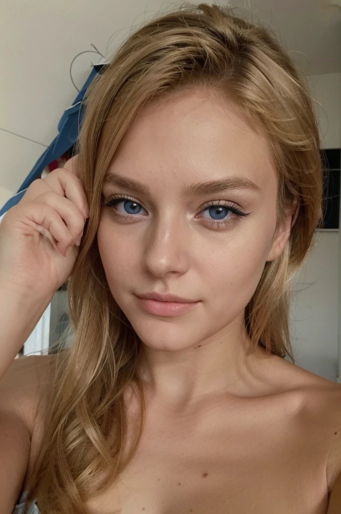 jeune blonde de 21 ans avec les yeux bleu qui fait un Selfie et un V avec ses doigts, Selfie