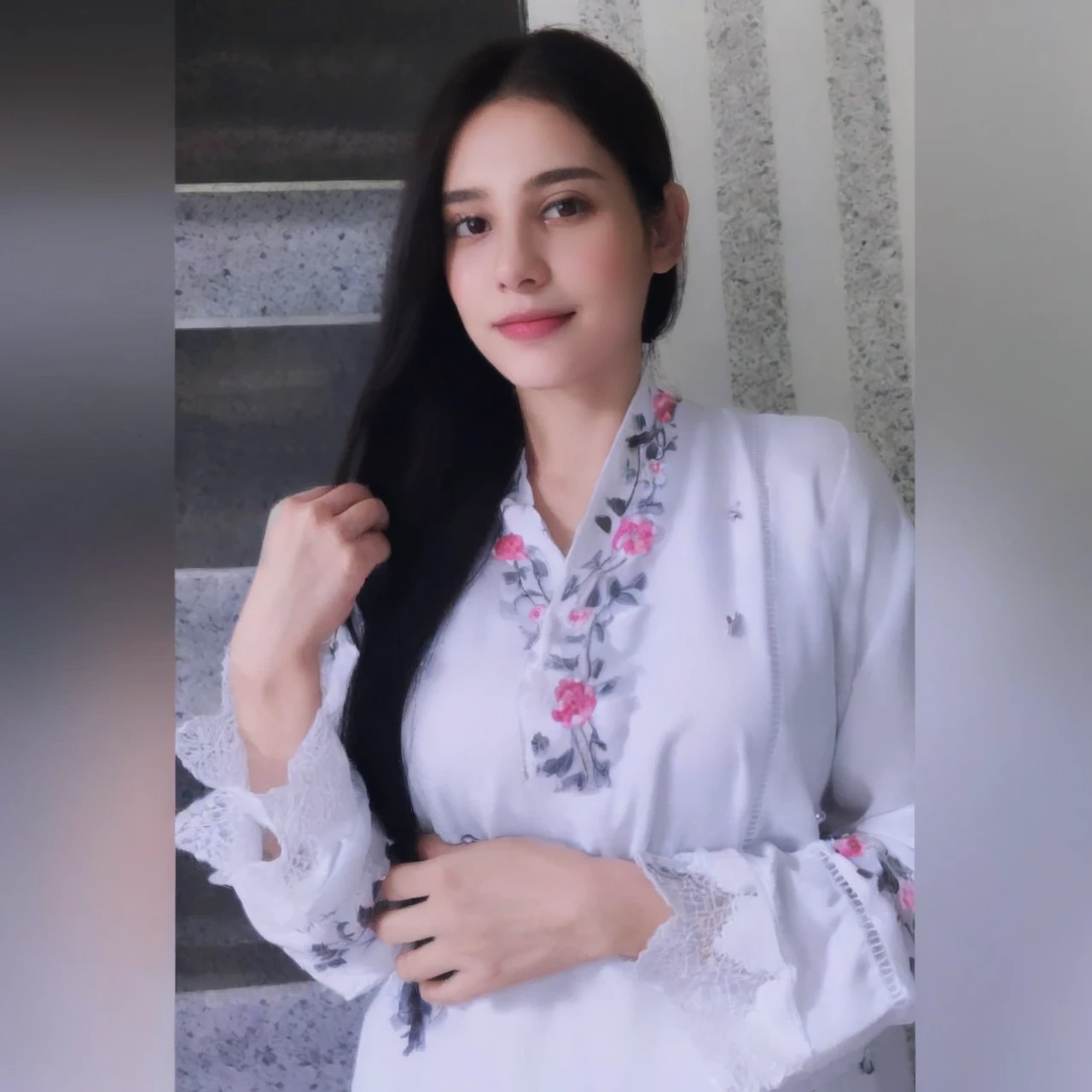 ((Night, Realistic Light, Best Quality, 8K, Masterpiece: 1.3)), 1girl, Slim Beauty: 1.4, Abs: 1.1, (Brown hair, Medium breasts: 1.3), Long pink sweater: 1.1, Bathroom, Super fine face, Delicate eyes, Double eyelids, smile, necklace