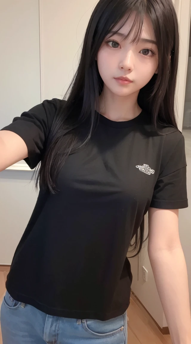 (Highest quality、、32k、masterpiece、Best Quality、Realistic）)、Black Hair、long hair、Small breasts、room、（Selfie、Wearing a long T-shirt）
