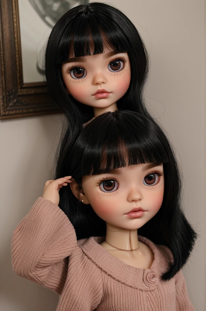 Imagine a Blythe doll with shoulder-length black hair, not too long or short, without fringe. His eyebrows are a little thick and have a straight shape. The lips are big wine red, with long doll eyelashes