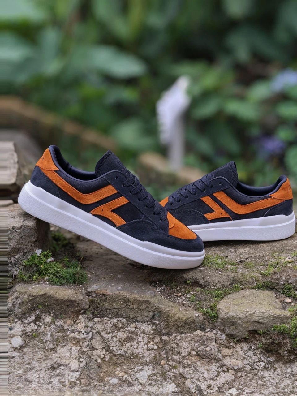 Suede sports shoes 