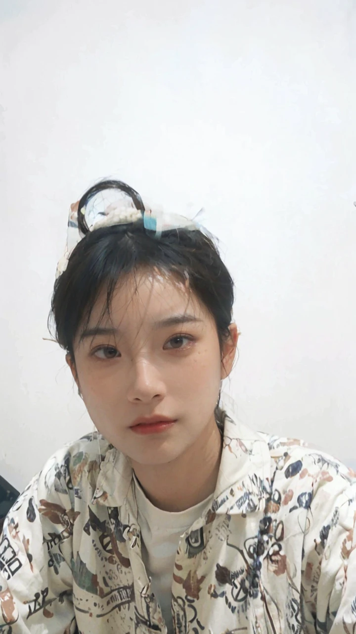 8K,Best quality, masterpiece, ultra high res, (photorealistic:1.4), raw photo, (Authentic skin texture:1.3), (film grain:1.3), (selfie angle),1boys,beautiful detailed eyes and face,masterpiece, best quality,close-up,upper bod,