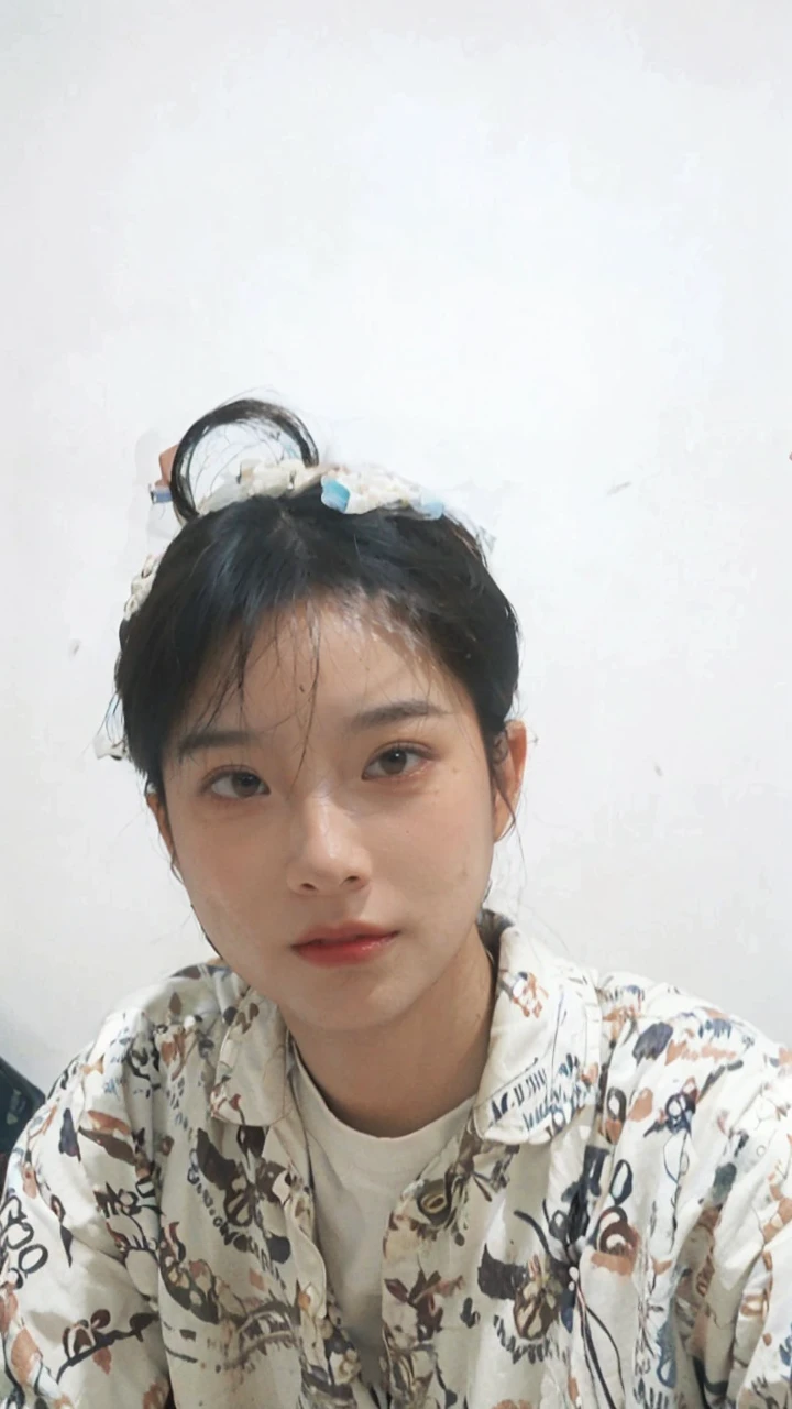 8K,Best quality, masterpiece, ultra high res, (photorealistic:1.4), raw photo, (Authentic skin texture:1.3), (film grain:1.3), (selfie angle),1boys,beautiful detailed eyes and face,masterpiece, best quality,close-up,upper bod,