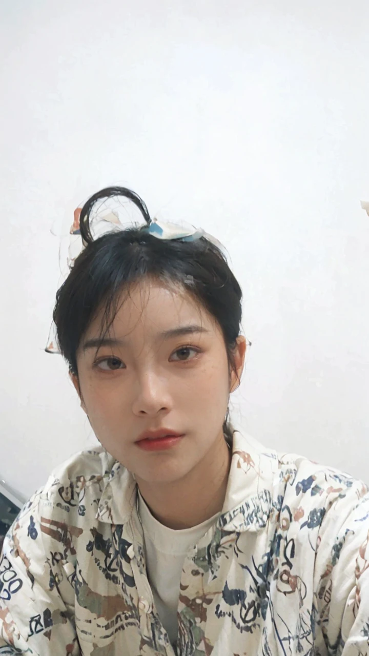 8K,Best quality, masterpiece, ultra high res, (photorealistic:1.4), raw photo, (Authentic skin texture:1.3), (film grain:1.3), (selfie angle),1boys,beautiful detailed eyes and face,masterpiece, best quality,close-up,upper bod,