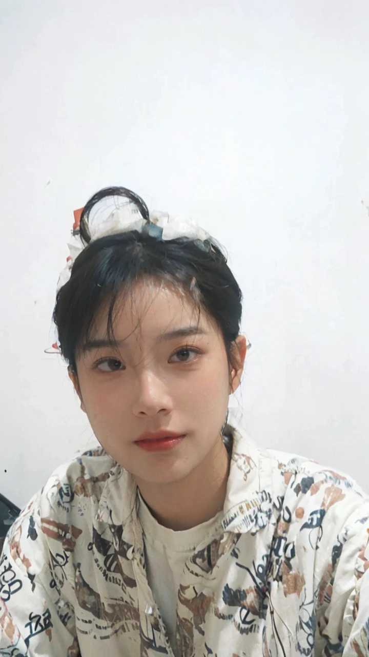 8K,Best quality, masterpiece, ultra high res, (photorealistic:1.4), raw photo, (Authentic skin texture:1.3), (film grain:1.3), (selfie angle),1boys,beautiful detailed eyes and face,masterpiece, best quality,close-up,upper bod,