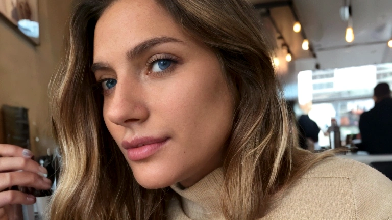 Beautiful brunette with blonde highlights wearing a beige sweater (in a cafe drinking soda), very detailled, 22 years old, inoccent face, natural wavy hair, blue colored eyes, high resolution, work of art, best qualityer, high and intricate details, highy detailed, sharp focus, skin detailed, realistic skin texture, texture, detailedeyes, proffesional, 4K, charming smile, filmed in canon, 85mm, Shallow depth of field, Kodak Vision Colors, perfect shape body, extremely detaild, fotr_\(ultra\), photorrealistic, realisitic, after treatment, maximum details, roughness, real-life, ultra realist, fotorrealism, fot, 8k hd, fot