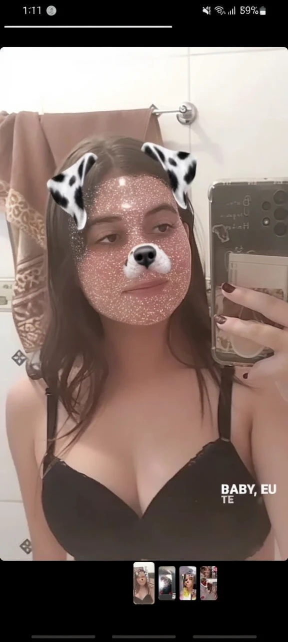 A sexy girl with breasts to wear a bra