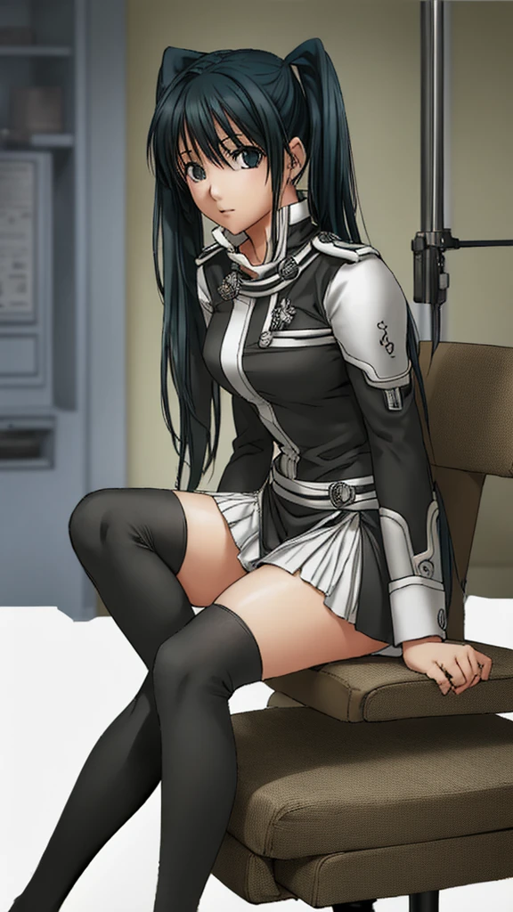 Lenalee, with her beautiful legs and twin tails, is sitting on a chair in the medical room wearing a miniskirt uniform and knee socks.。