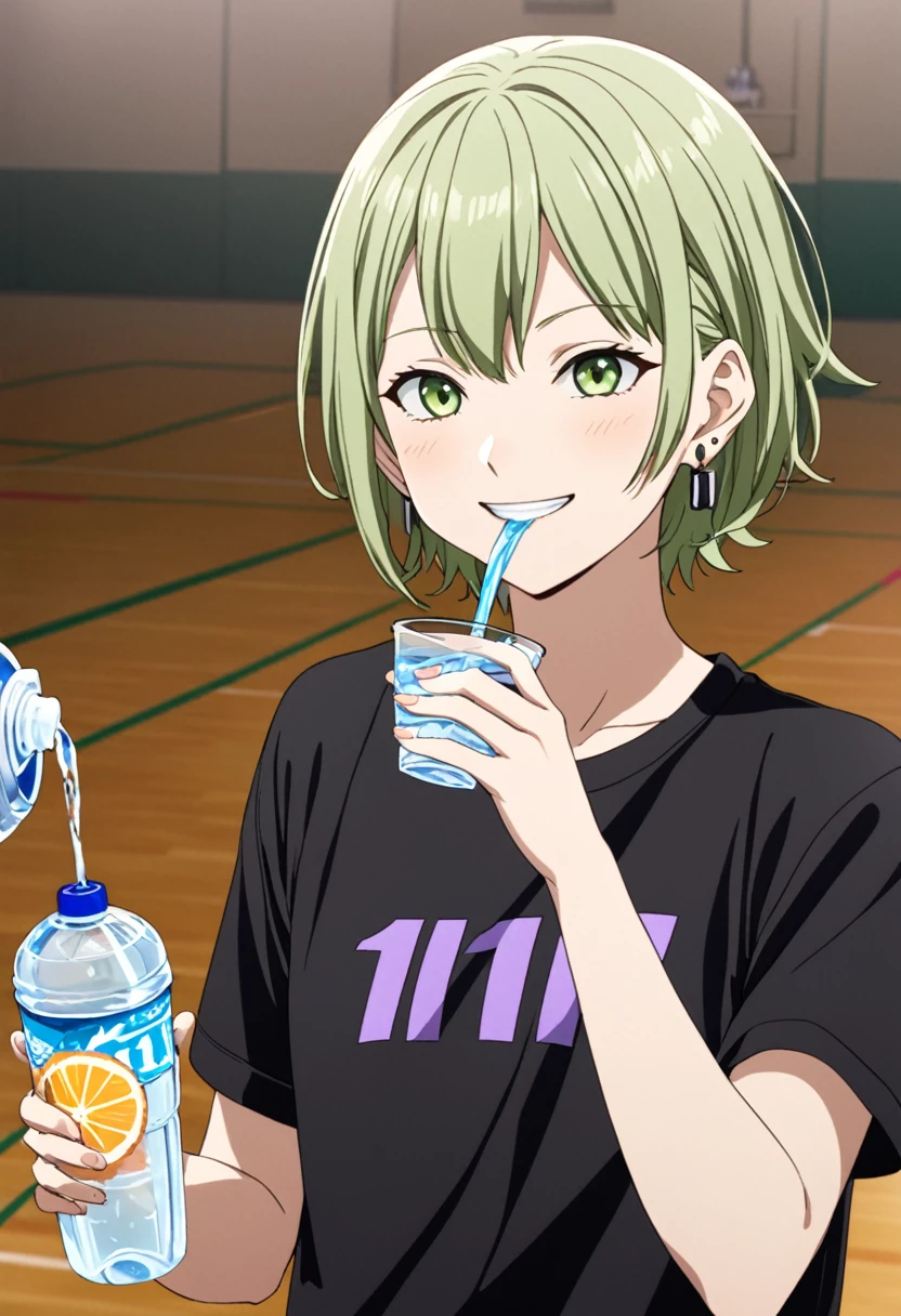 Haikyuu anime screenshot. Girl with short shoulder-length hair, messy with messy bangs, green eyes, with earrings in the left ear,pale skin, 16 years, dressed in a black t-shirt and shorts with purple details, the number 11 on his shirt, drinking water while smiling animatedly.