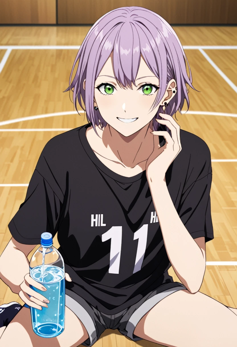 Haikyuu anime screenshot. Girl with short shoulder-length hair, messy with messy bangs, green eyes, with earrings in the left ear,pale skin, 16 years, dressed in a black t-shirt and shorts with purple details, the number 11 on his shirt, drinking water while smiling animatedly.
