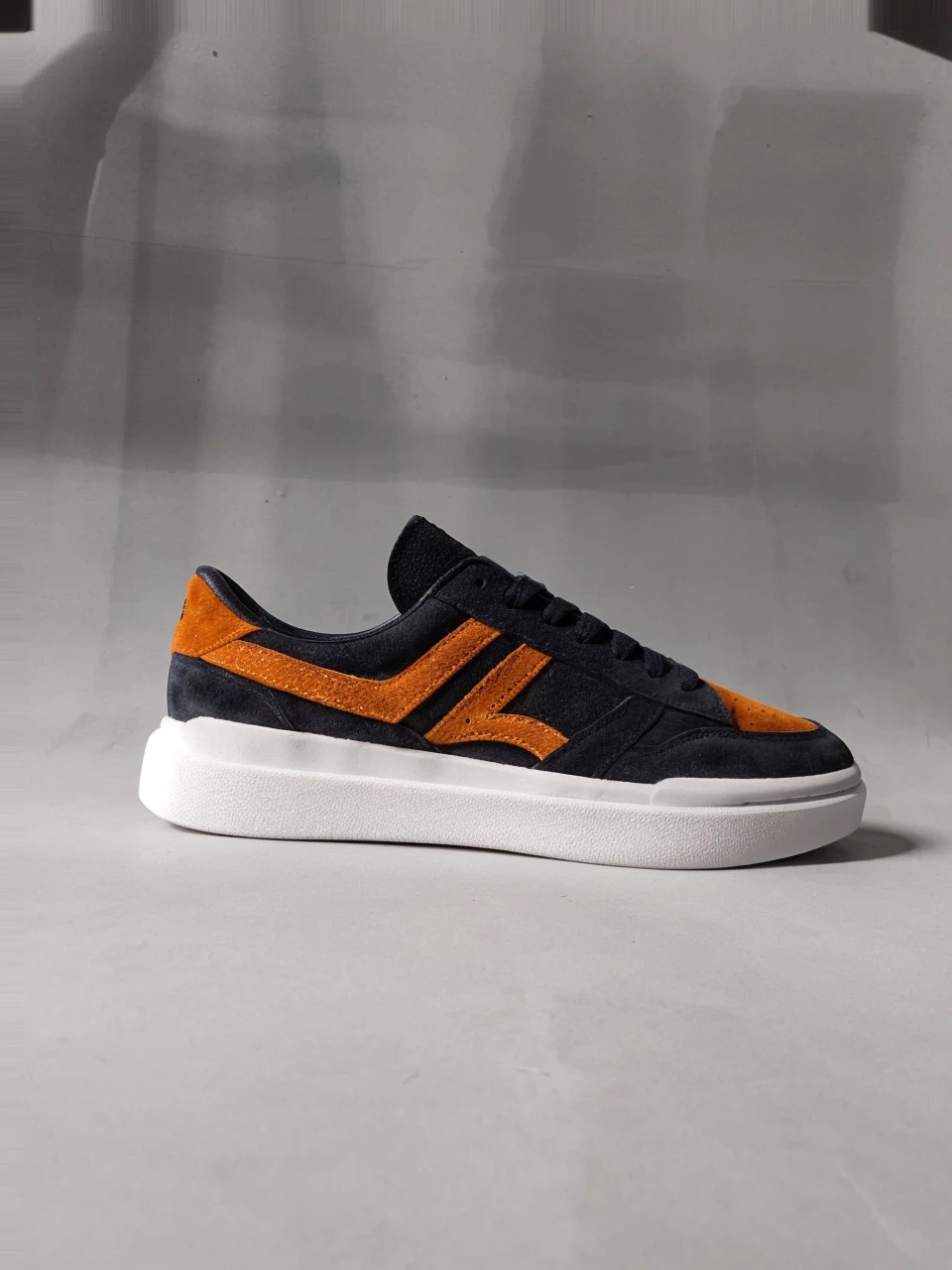 Suede sports shoes 