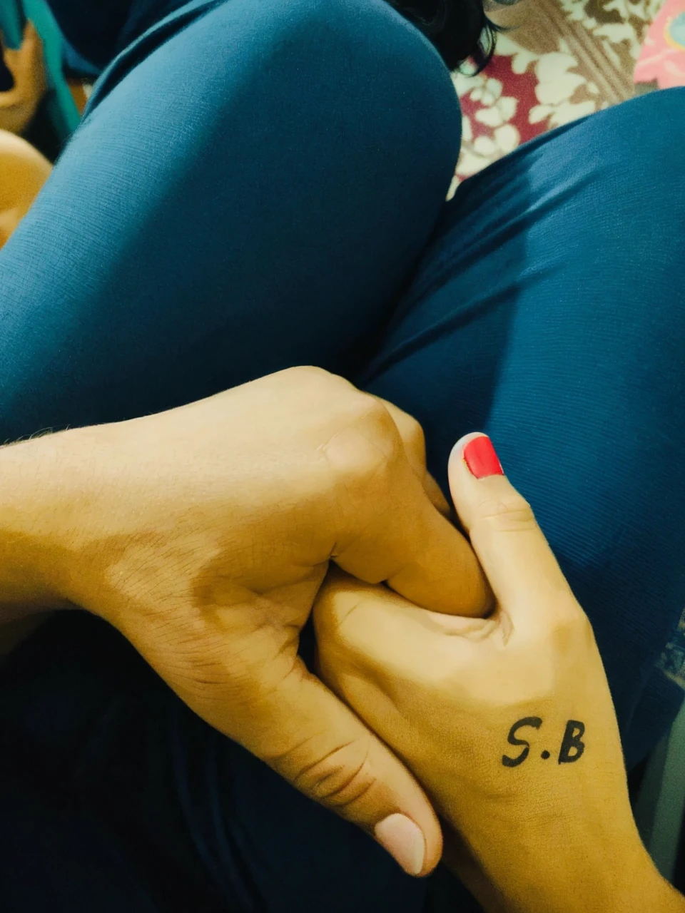 There are two people next to each other in a park, no parque em um belo dia, em um parque, momma and papa, intertwined full body view, retrato de casais, with a tree in the background, com um parque ao fundo, no parque, trees in the background, Parque em segundo plano, Fotografia selfie 8k, looking-into-camera