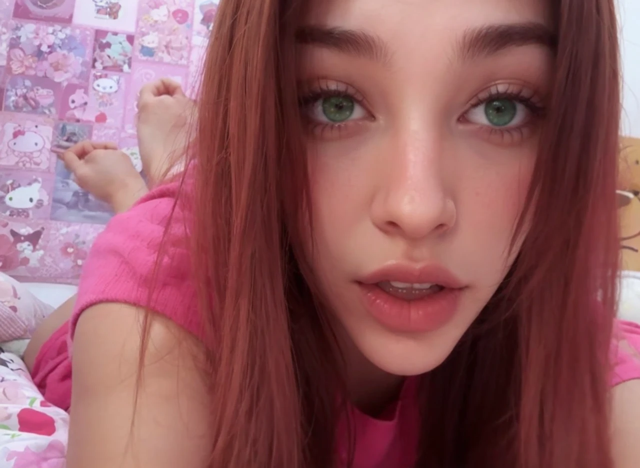 22 year old sexy Argentine woman ,light brown hair, Green eyes, big chest, wear jeans,