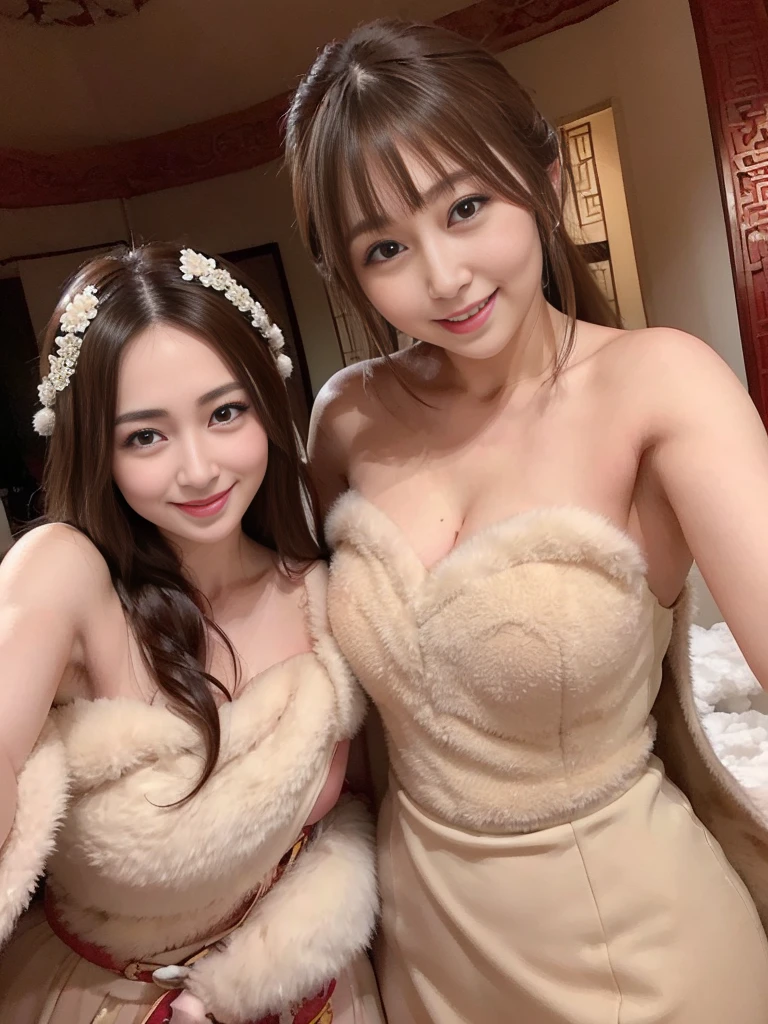 fluffyの毛皮。fluffy。((Gorgeous and antique Chinese dress))(smile)(((Pair of women、snow、night)))。ancient China。Arms outstretched、Armpits。Photos of women in dresses。Brown fur cape。Fisheye Lenultiple women。