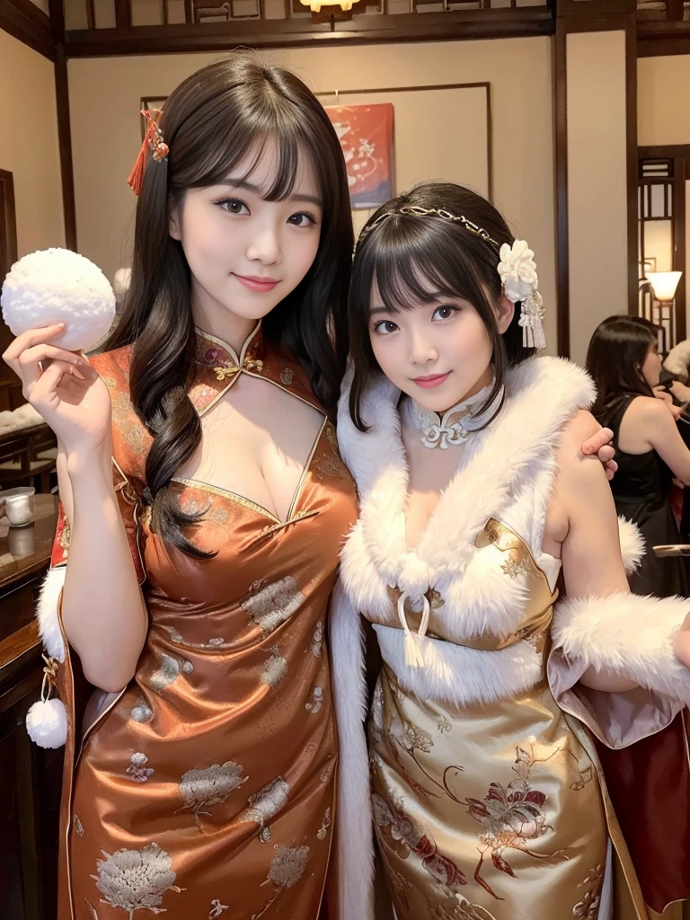 fluffyの毛皮。fluffy。((Gorgeous and antique Chinese dress))(smile)(((Pair of women、snow、night)))。ancient China。Arms outstretched、Armpits。Photos of women in dresses。Brown fur cape。Fisheye Lenultiple women。Black leather bondage