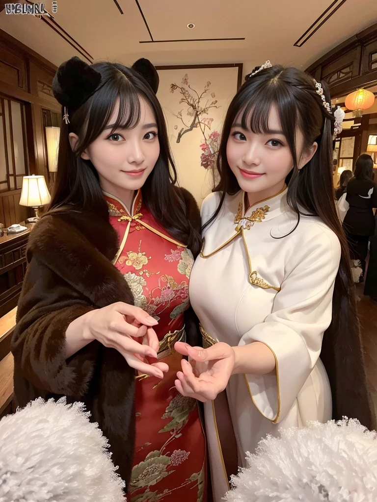 fluffyの毛皮。fluffy。((Gorgeous and antique Chinese dress))(smile)(((Pair of women、snow、night)))。ancient China。Arms outstretched、Armpits。Photos of women in dresses。Brown fur cape。Fisheye Lenultiple women。Black leather bondage