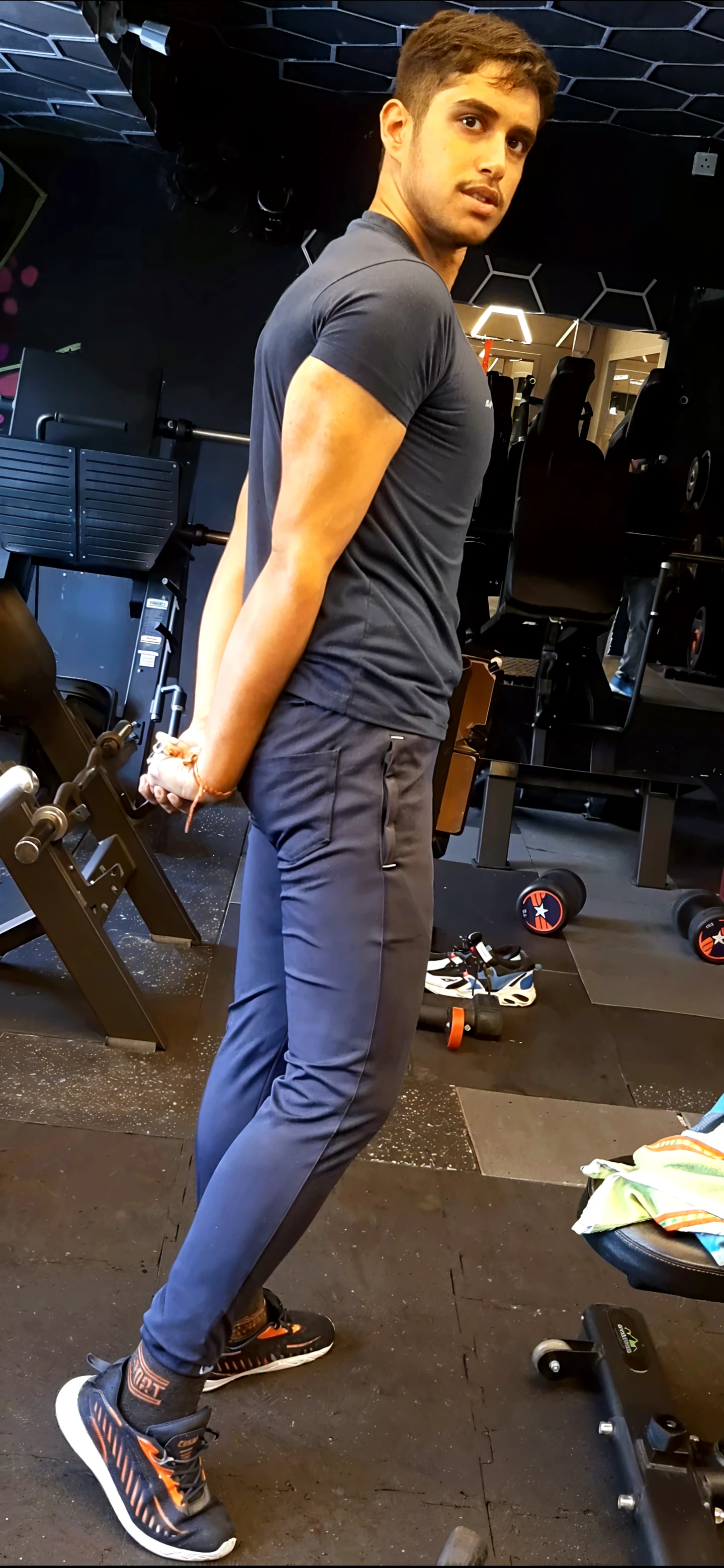 Sebuah pria,di gym,sedang bersama teman,cum together,big penis,muscle, tanpa celana dalam,dan baju,