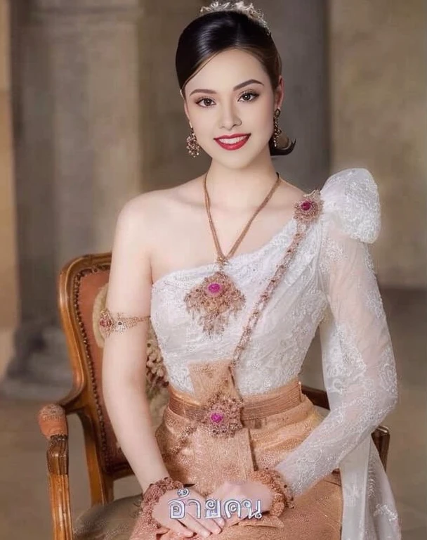 Araffe woman in gold dress With necklace and earrings, traditional beauty, traditional makeup, Southeast Asia that has existed for a long time, Niwan Chandra, Sukhothai dress, Dilraba Dilmurat, According to Thawan Duchanee&#39;s style, Southeast Asians with round faces, traditional, wearing traditional garb, traditional art, The beautiful female jade tailor Araffe woman, ผู้หญิงlong hairSoutheast Asians with round faces,  Large bust measures 38 inches., Warm light, morning sun,  long hair,black eyes,abdominal muscles, The body is beautiful and strong., thick hips, rounded chest, (digital painting, HDR, high contrast), 3d, 8K, 45,000,000 pixcls,Asian girl, Gorgeous Chinese model, Japanese model, beautiful asian woman, Japanese goddess, Very beautiful girl., beautiful young woman, very beautiful woman, Attractive and beautiful, sexy girl, Asian girl, beautiful female model, jaw-dropping beauty, Attractive, sexy, seductive face and body
