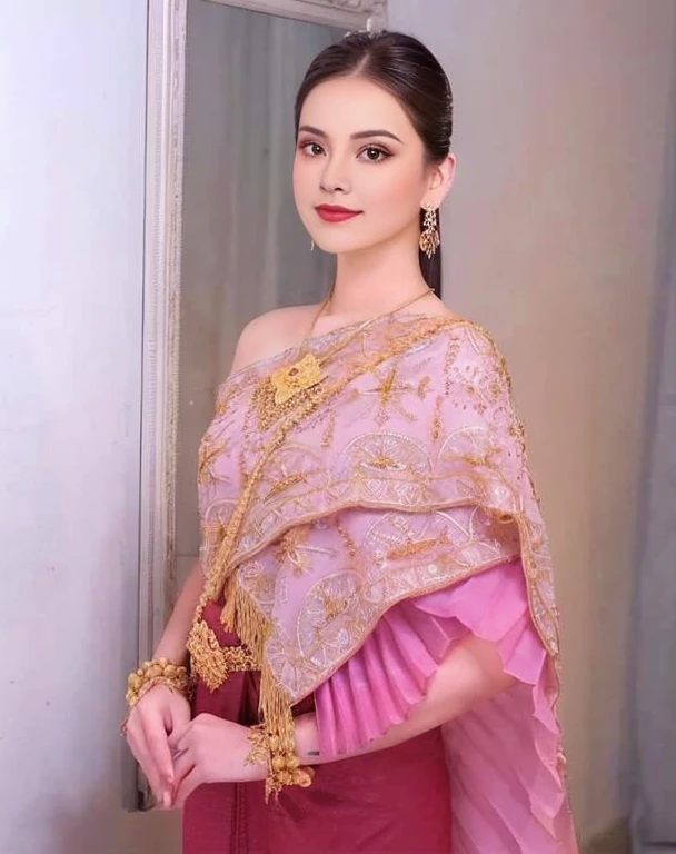 Araffe woman in gold dress With necklace and earrings, traditional beauty, traditional makeup, Southeast Asia that has existed for a long time, Niwan Chandra, Sukhothai dress, Dilraba Dilmurat, According to Thawan Duchanee&#39;s style, Southeast Asians with round faces, traditional, wearing traditional garb, traditional art, The beautiful female jade tailor Araffe woman, ผู้หญิงlong hairSoutheast Asians with round faces,  Large bust measures 38 inches., Warm light, morning sun,  long hair,black eyes,abdominal muscles, The body is beautiful and strong., thick hips, rounded chest, (digital painting, HDR, high contrast), 3d, 8K, 45,000,000 pixcls,Asian girl, Gorgeous Chinese model, Japanese model, beautiful asian woman, Japanese goddess, Very beautiful girl., beautiful young woman, very beautiful woman, Attractive and beautiful, sexy girl, Asian girl, beautiful female model, jaw-dropping beauty, Attractive, sexy, seductive face and body